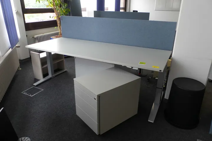 Elektrisch höhenverstellbarer Schreibtisch mit 2x Schreibtischcontainer und Trennwand Maße in cm ca. 200 x 80